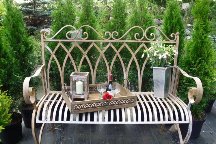 Metallbank mit Gartendeko