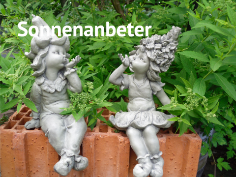 sitzende Gartenfiguren